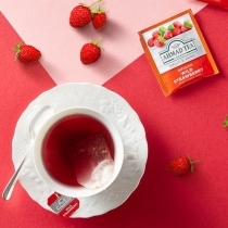 AUGĻU TĒJA AHMAD WILD STRAWBERRY, MAISIŅOS FOLIJA APLOKSNĒS (000116) J