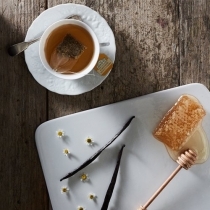 ZĀĻU TĒJA AHMAD CAMOMILE, HONEY & VANILLA, MAISIŅOS FOLIJA APLOKSNĒS (017879) J