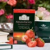 MELNĀ TĒJA AHMAD STRAWBERRY SENSATION, MAISIŅOS FOLIJA APLOKSNĒS (007009) J